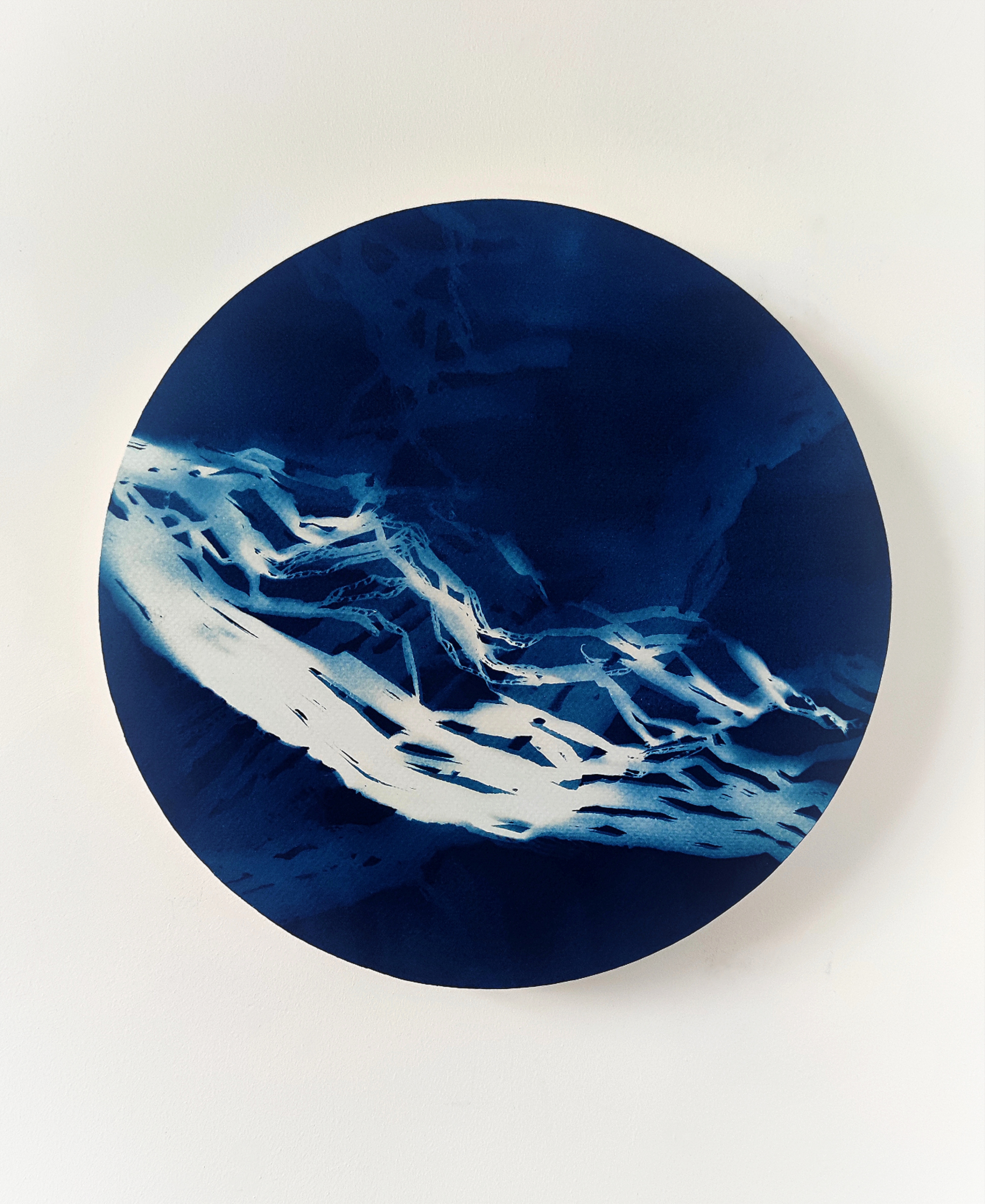 INTO THE BLUE, Tondo VI von Maren Hoch